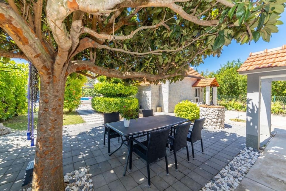 Patio, Spring, Day, Garden, Dining area, Garden view