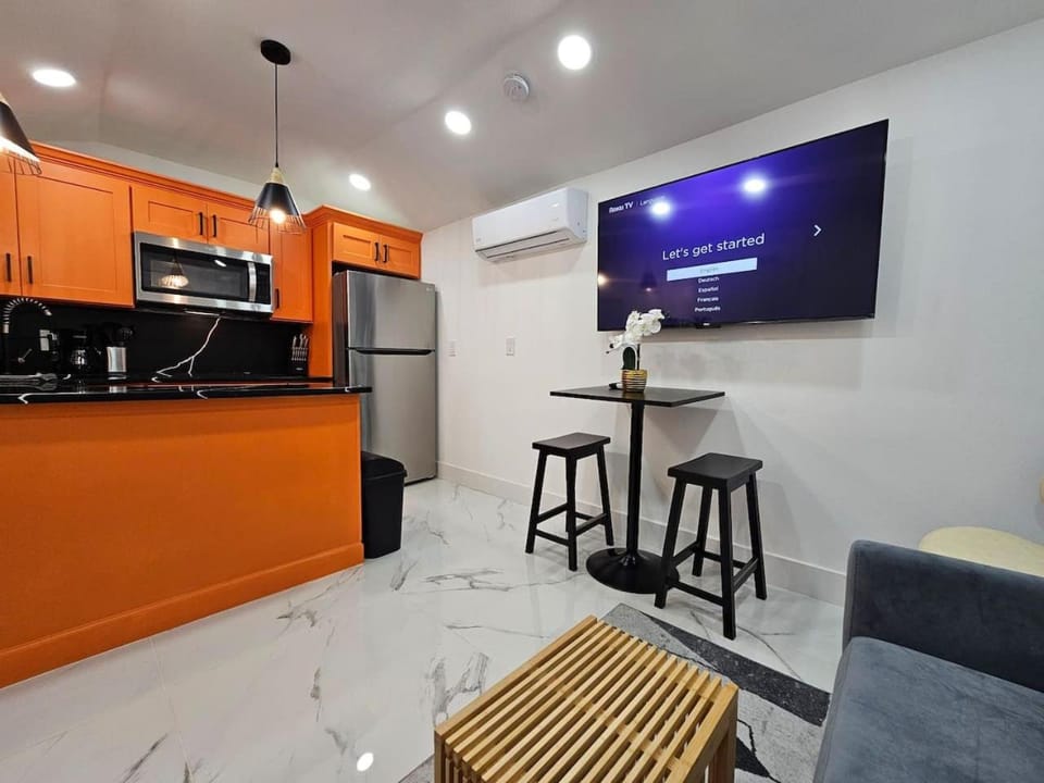 TV and multimedia, Seating area, Dining area, stove, toaster