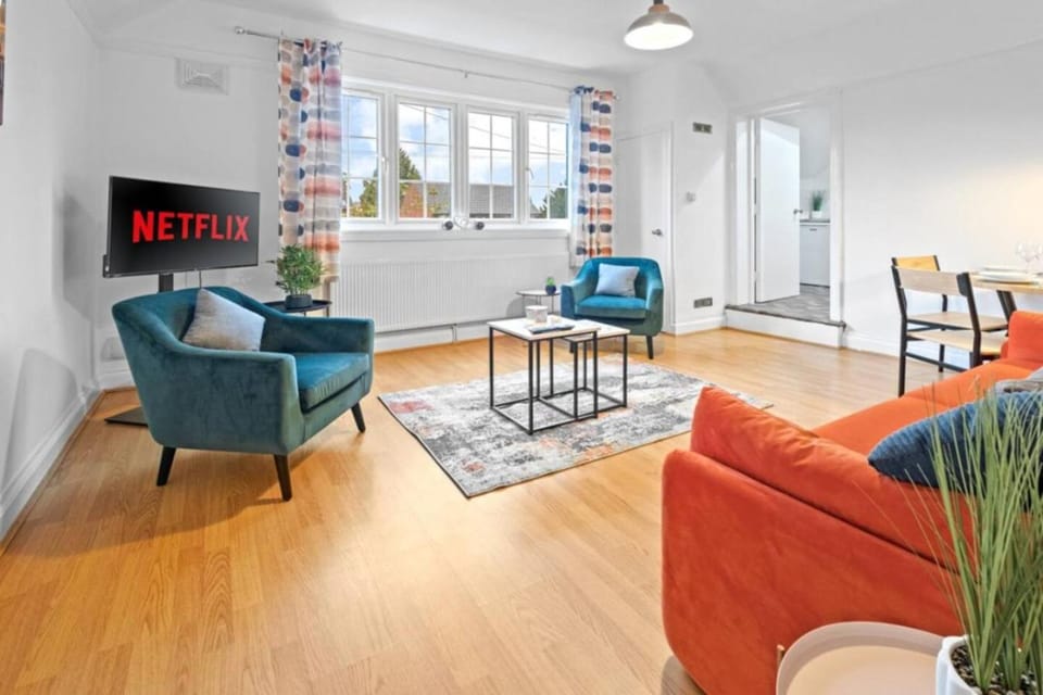 TV and multimedia, Living room, Seating area, Evening entertainment