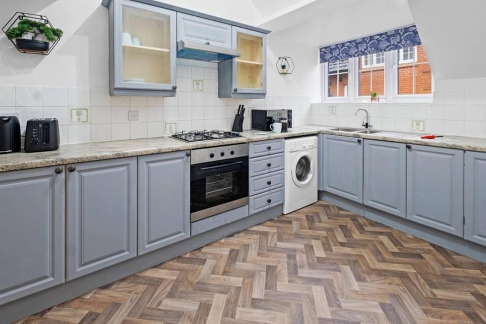 Kitchen or kitchenette, oven, stove, toaster, washing machine