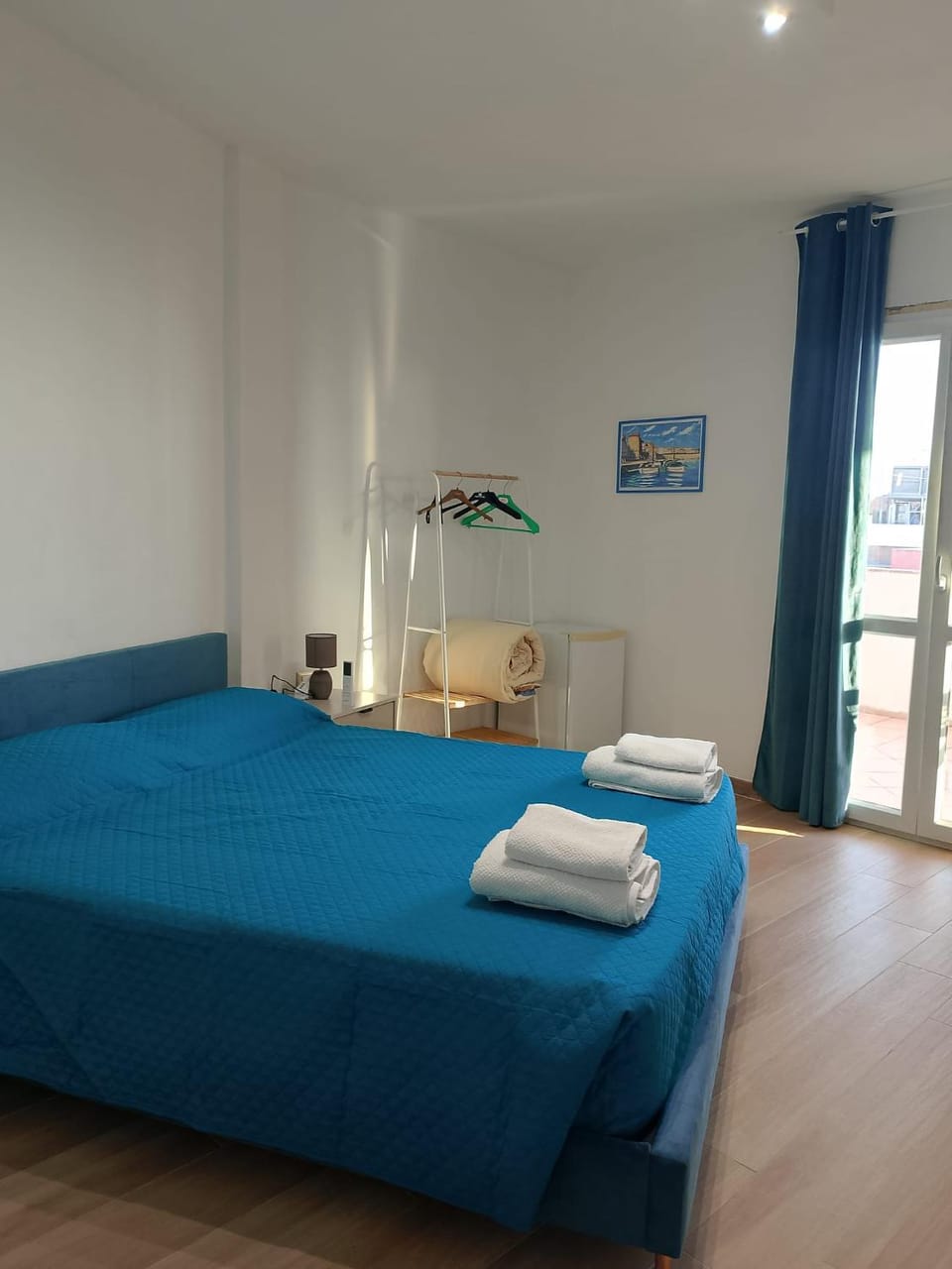 Bed, Photo of the whole room, Bedroom, towels