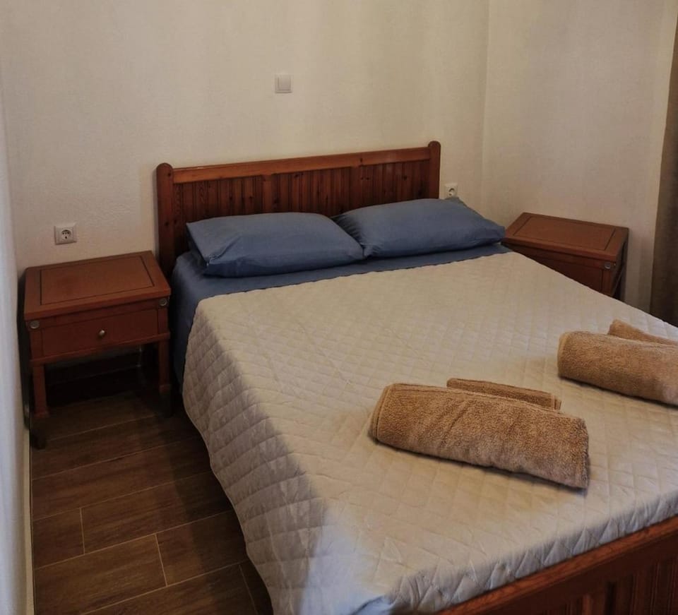 Bed, Bedroom, towels, wardrobe