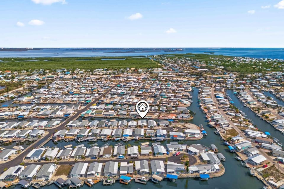 Neighbourhood, Bird's eye view, Location