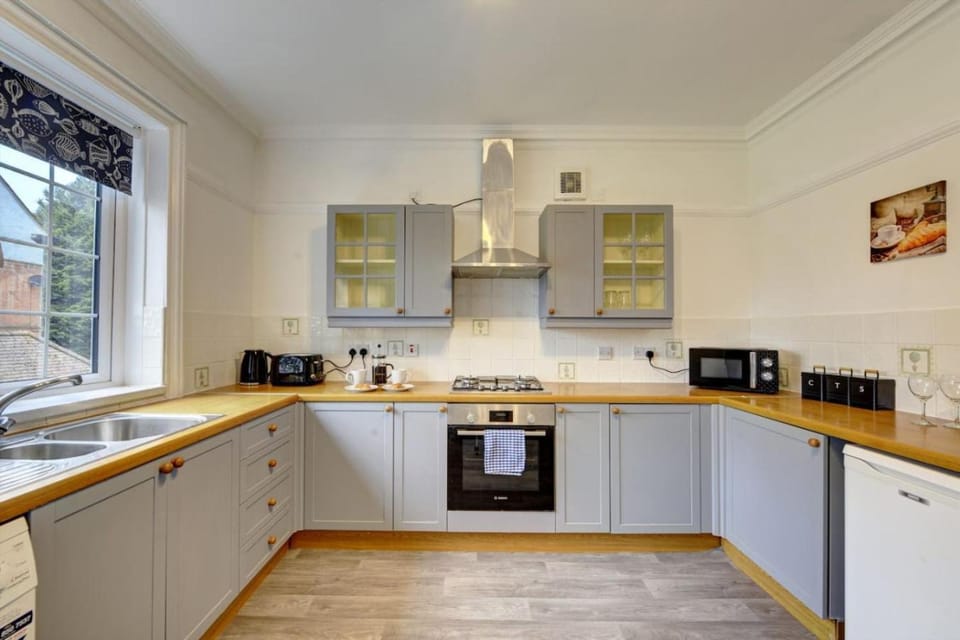 Coffee/tea facilities, Kitchen or kitchenette, oven, stove, toaster