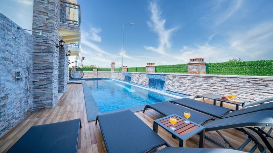 Day, Natural landscape, Pool view, Swimming pool, sunbed