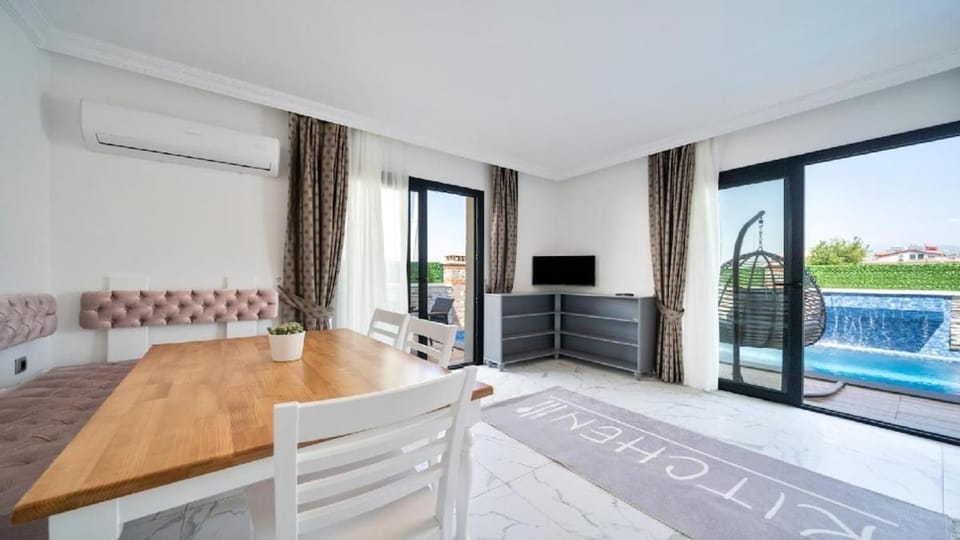 Dining area, Pool view, Swimming pool