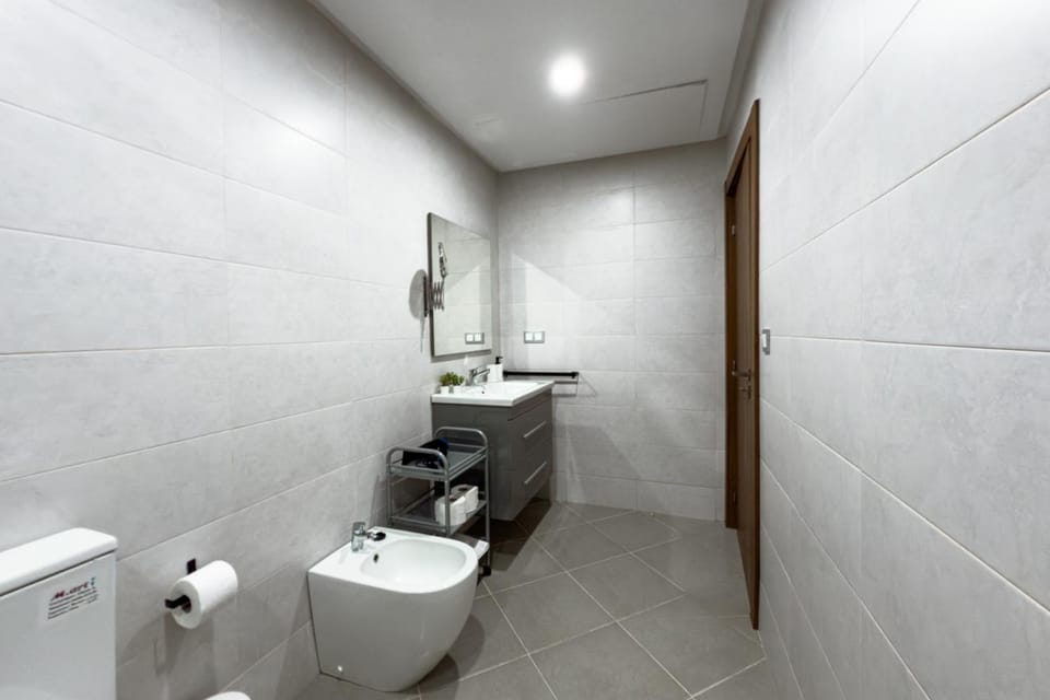 Toilet, bidet