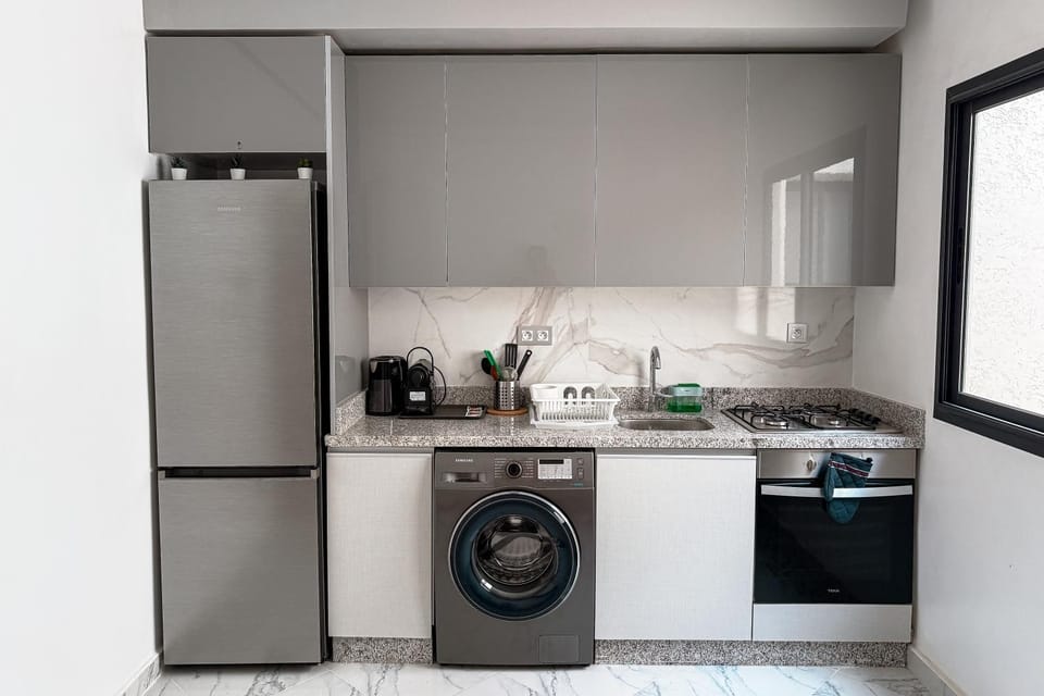 Coffee/tea facilities, Kitchen or kitchenette, oven, stove, toaster, washing machine, dryer