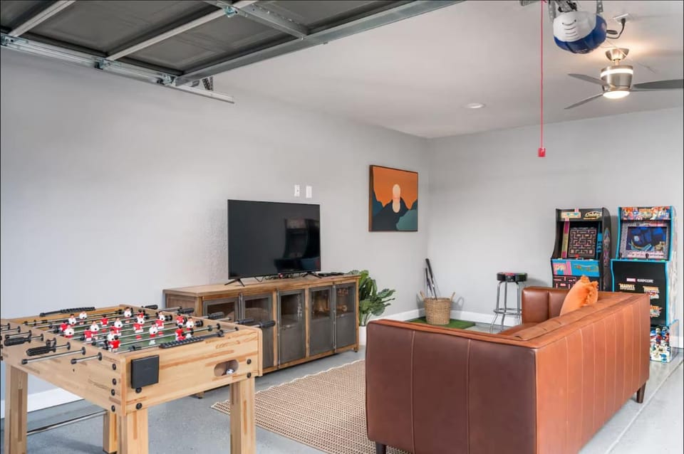 Family Pool House Oasis with Game Room House in Scottsdale