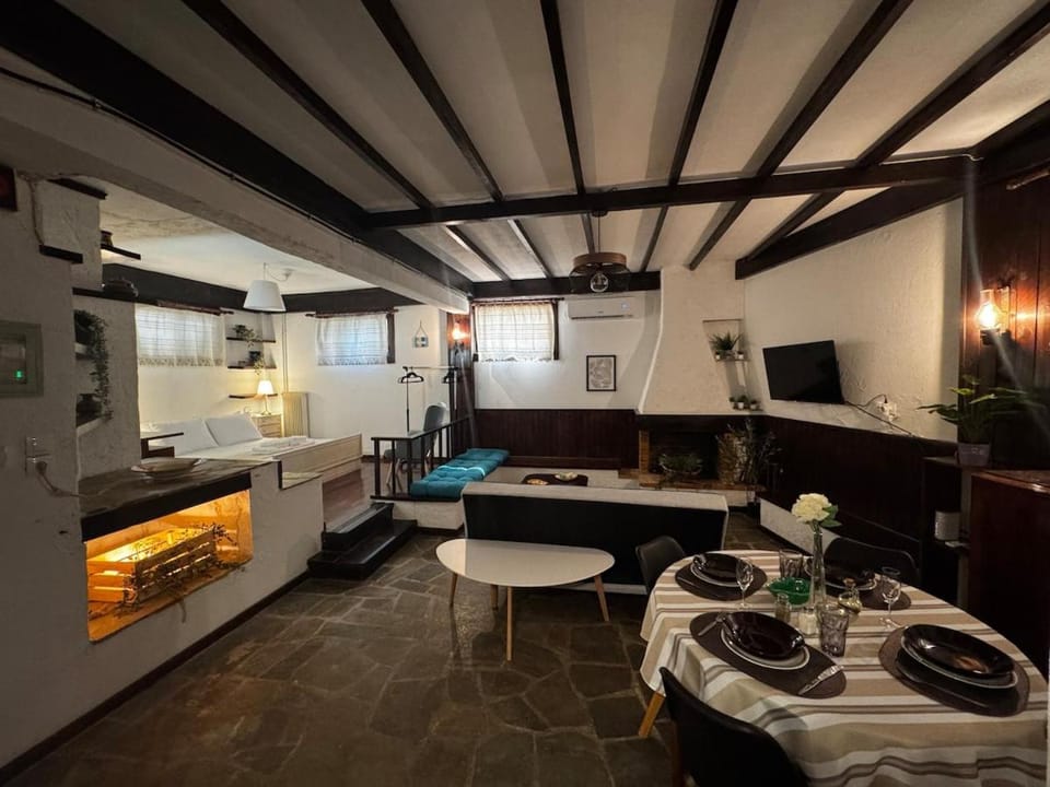 Photo of the whole room, Dining area