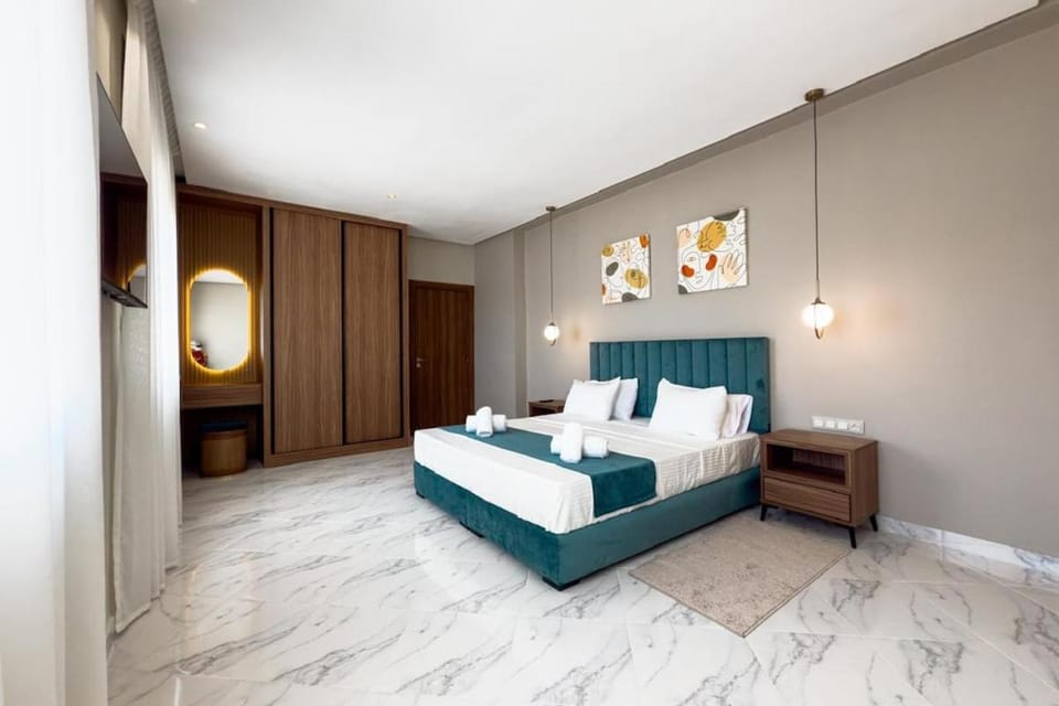 Bed, TV and multimedia, Photo of the whole room, towels, wardrobe