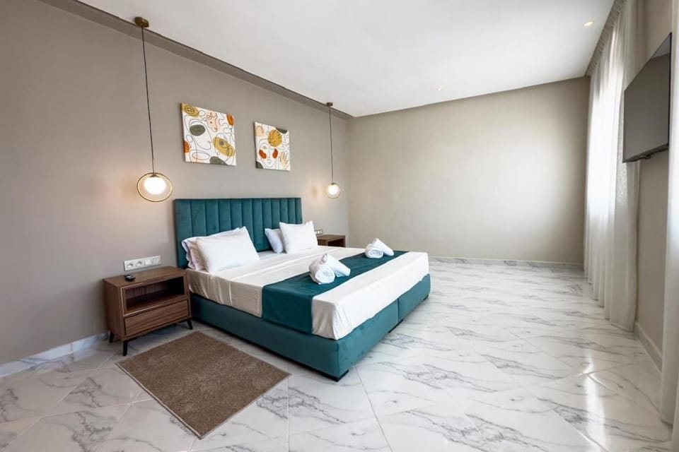 Bed, TV and multimedia, Photo of the whole room, Bedroom, flat iron, towels, wardrobe