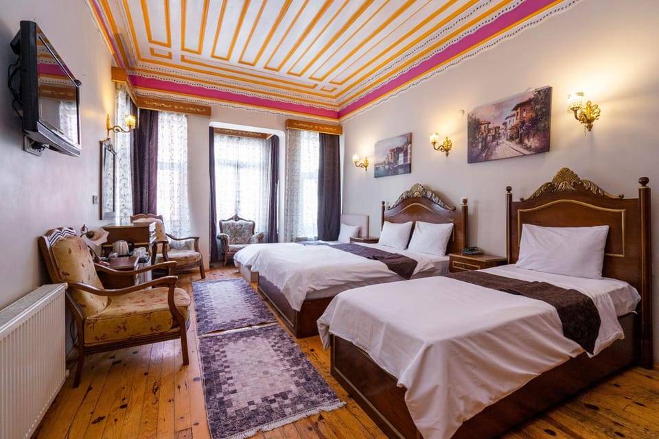 Bed, TV and multimedia, Photo of the whole room, Seating area, Bedroom