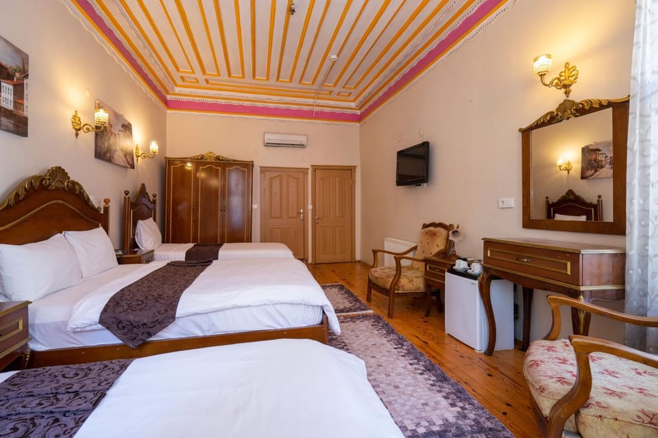 Bed, TV and multimedia, Living room, Photo of the whole room, Seating area, Bedroom, wardrobe, air conditioner