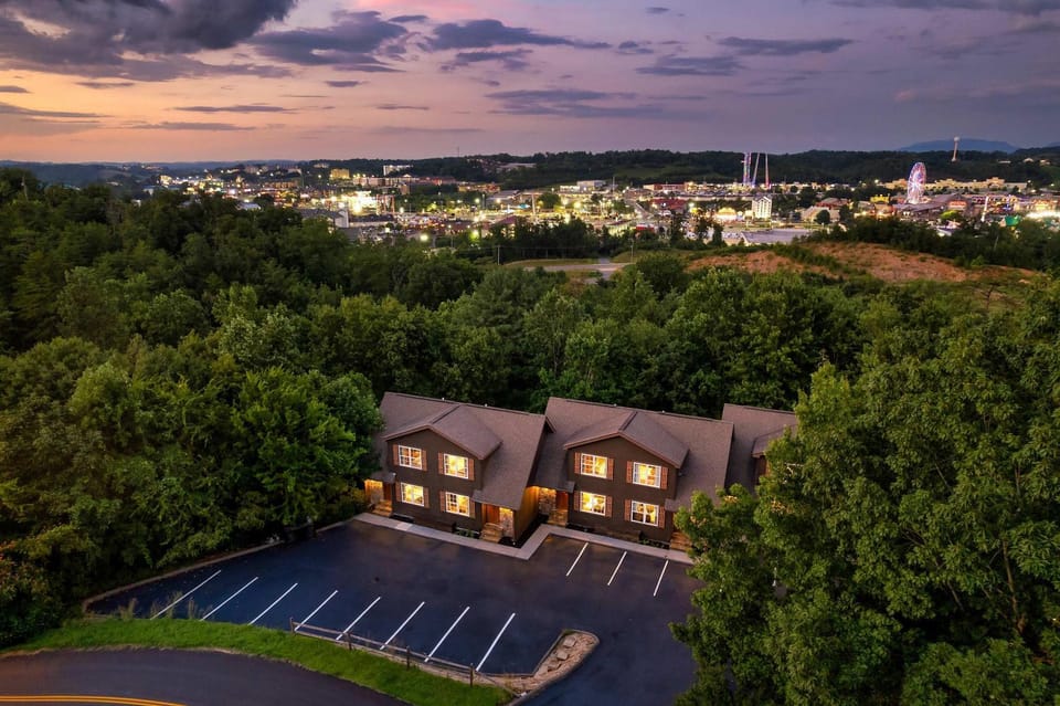 Prime Location Upgraded Townhome Hot Tub House in Pigeon Forge