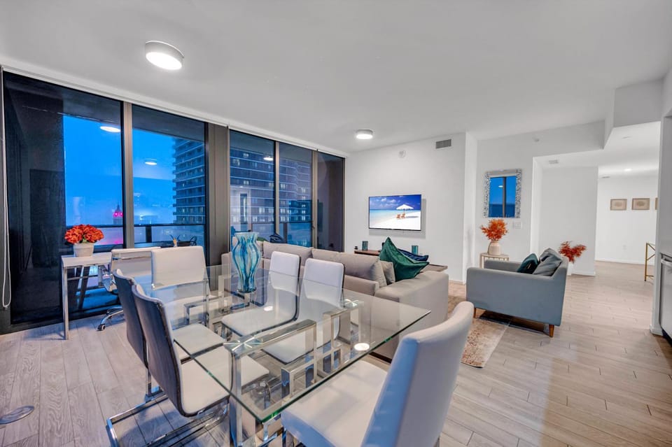 High Floor Unit Heart Of Miami with pool and gym Apartment in Miami