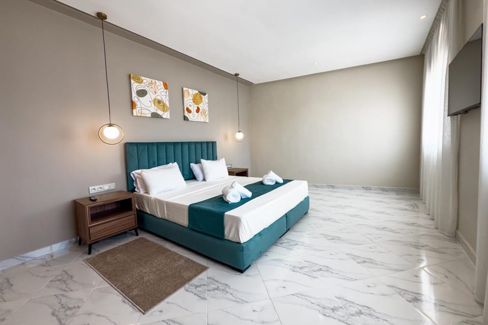 Bed, TV and multimedia, Photo of the whole room, Bedroom, towels