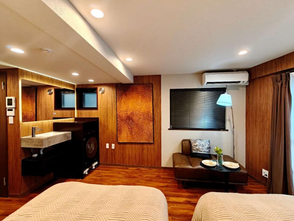 B2 Shinjuku Business District hotel, 9 mins to ST Max 4P 新宿商务区 全新装修 交通中心 车站9分钟 最大4人 直达新宿 涉谷 表参道 品川 池袋 上野 代代木 银座 原宿 Bed and Breakfast in Shibuya