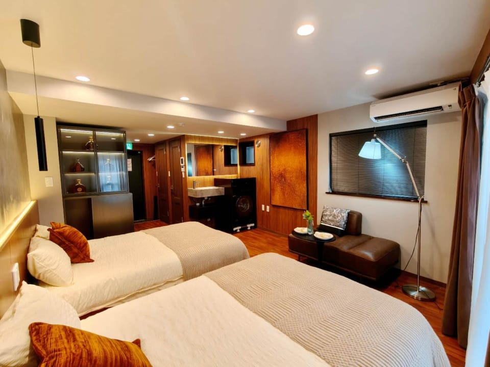 B2 Shinjuku Business District hotel, 9 mins to ST Max 4P 新宿商务区 全新装修 交通中心 车站9分钟 最大4人 直达新宿 涉谷 表参道 品川 池袋 上野 代代木 银座 原宿 Bed and Breakfast in Shibuya