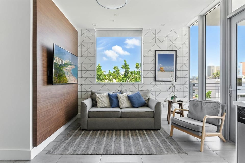 SoBe 2 Bedroom Near Ocean Drive Apartment in Flamingo Lummus