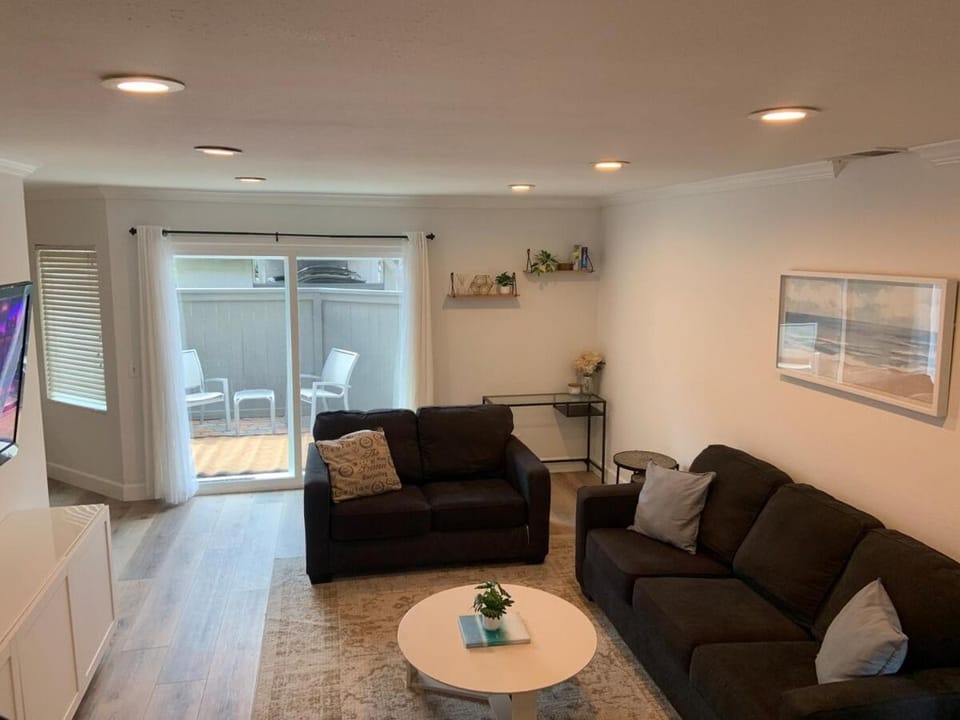 Beautifully Remodeled 2BR Prime Irvine Location Apartment in Irvine