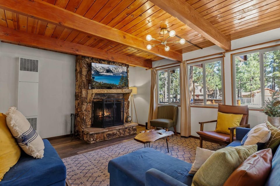 Navigate Stays Hot Tub Nights & Cozy Fire Vibes House in Big Bear