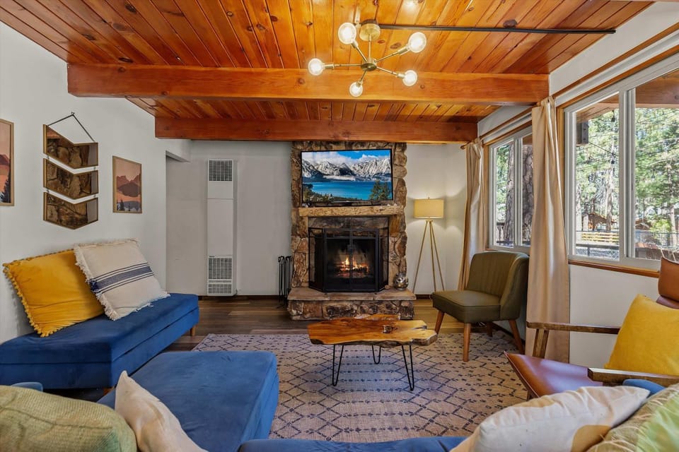Navigate Stays Hot Tub Nights & Cozy Fire Vibes House in Big Bear