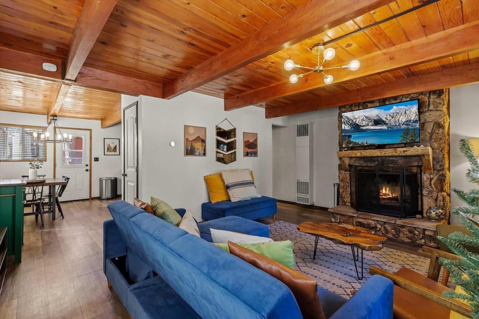 Navigate Stays Hot Tub Nights & Cozy Fire Vibes House in Big Bear