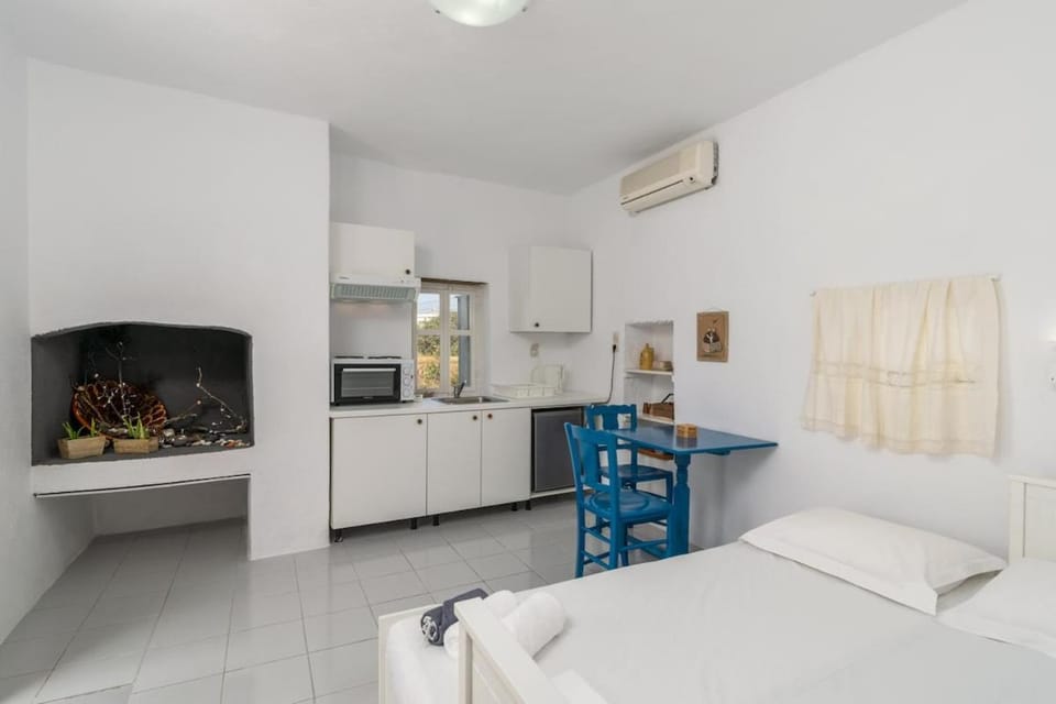 Paraspori House in Milos