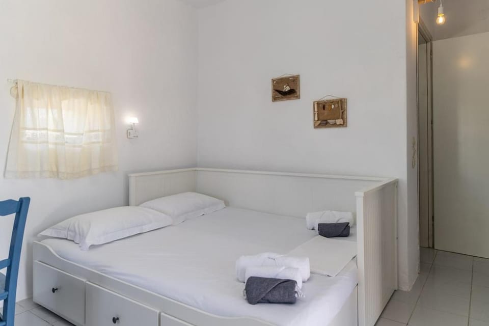 Paraspori House in Milos