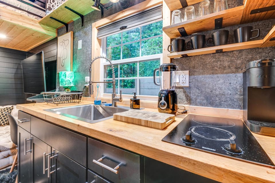 Hot Tub & Patio: Private Couple's Escape in ATL Apartment in Panthersville