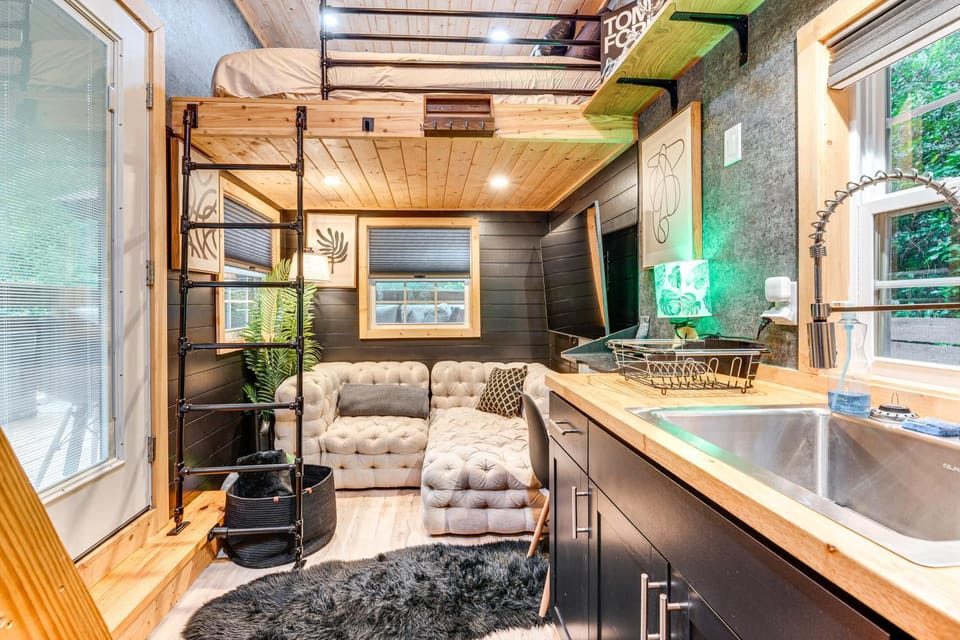Hot Tub & Patio: Private Couple's Escape in ATL Apartment in Panthersville