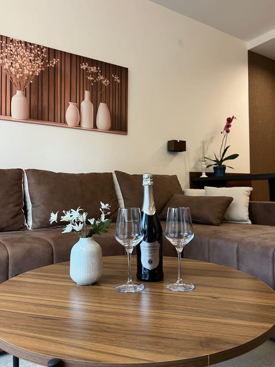 Living room, Seating area, Alcoholic drinks