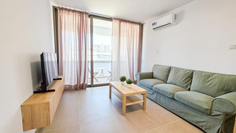 TV and multimedia, Living room, Seating area, air conditioner