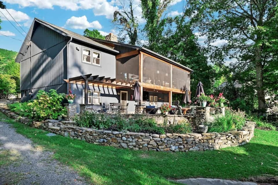 Charming lake house retreat House in Kattskill Bay