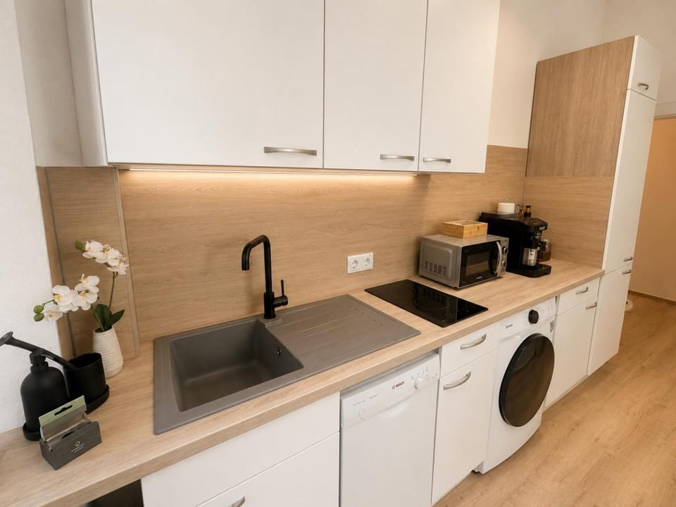 Coffee/tea facilities, Kitchen or kitchenette, dishwasher, stove, washing machine, dryer