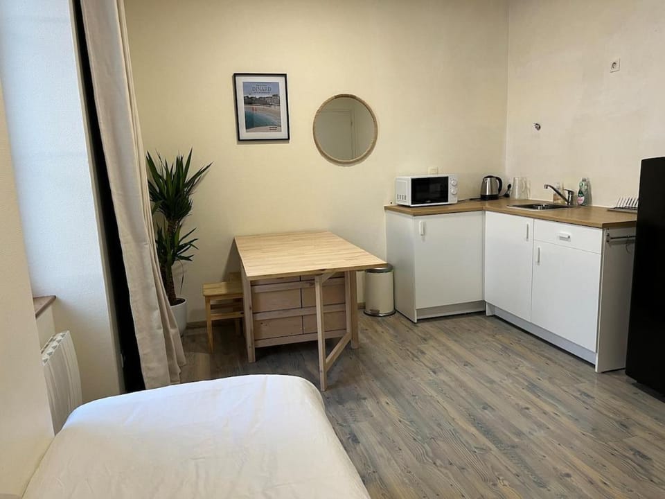 Coffee/tea facilities, Kitchen or kitchenette, Dining area, oven