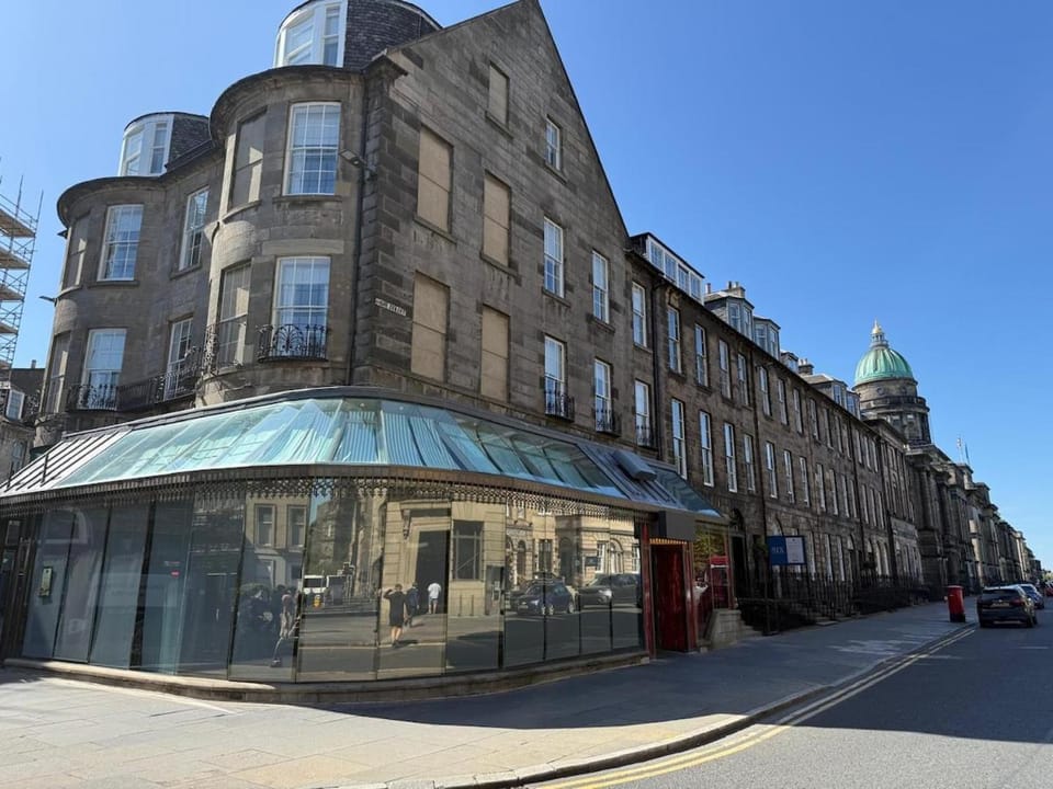 Prime Central Edinburgh 2 bed Apartment in Edinburgh
