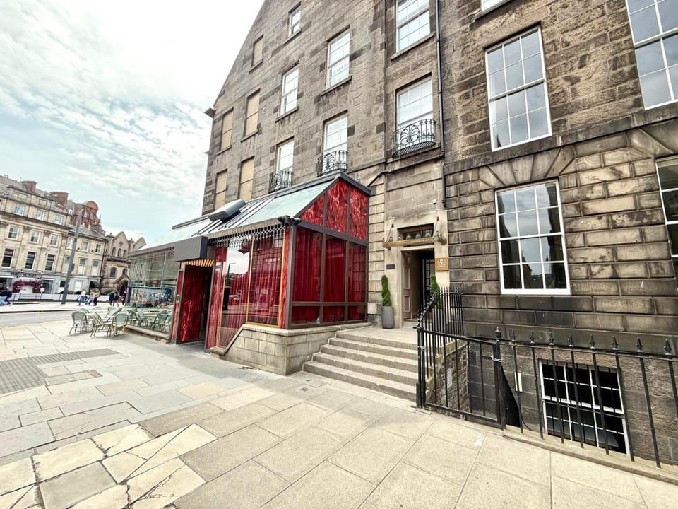 Prime Central Edinburgh 2 bed Apartment in Edinburgh
