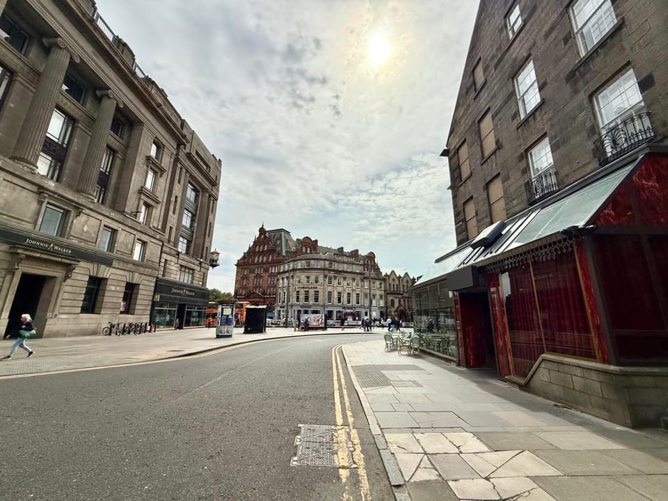 Prime Central Edinburgh 2 bed Apartment in Edinburgh