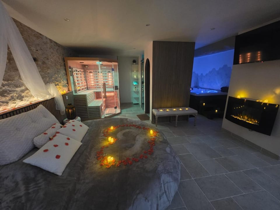 Hot Tub, Sauna