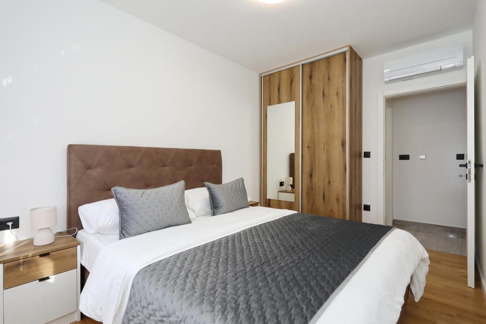 Bed, Bedroom, wardrobe, air conditioner