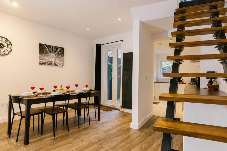 Property building, Seating area, Dining area