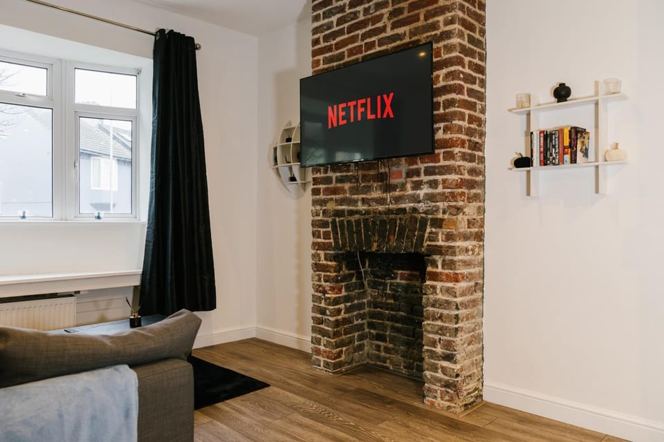 Property building, TV and multimedia, Living room, Seating area, Evening entertainment