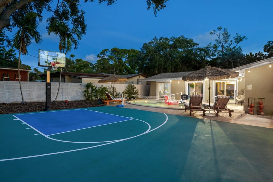 Sleeps 10 Pool Hot Tub Sport Court Pool Table House in Seminole