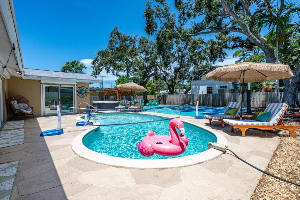 Sleeps 10 Pool Hot Tub Sport Court Pool Table House in Seminole