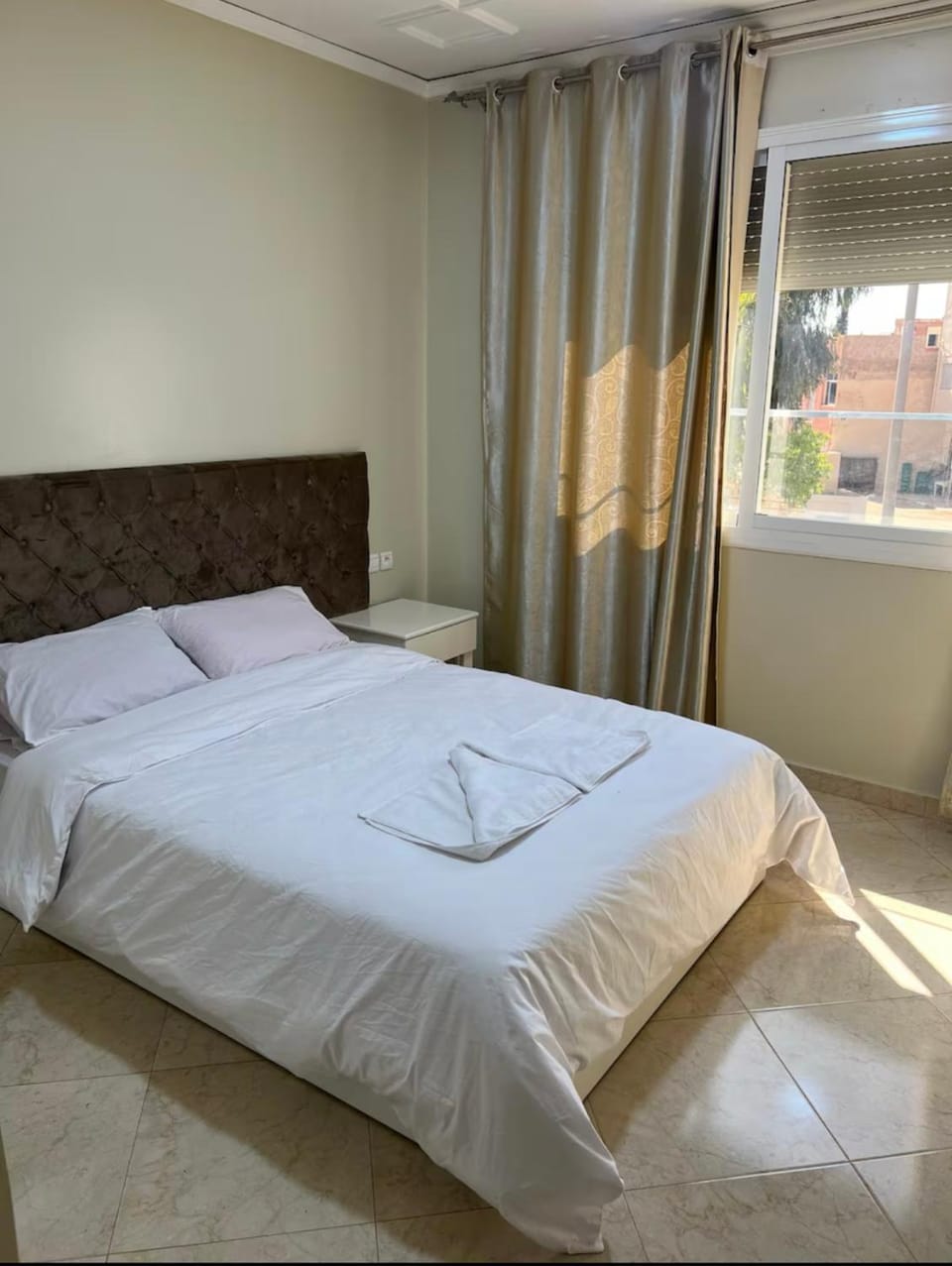 Bed, Bedroom, towels