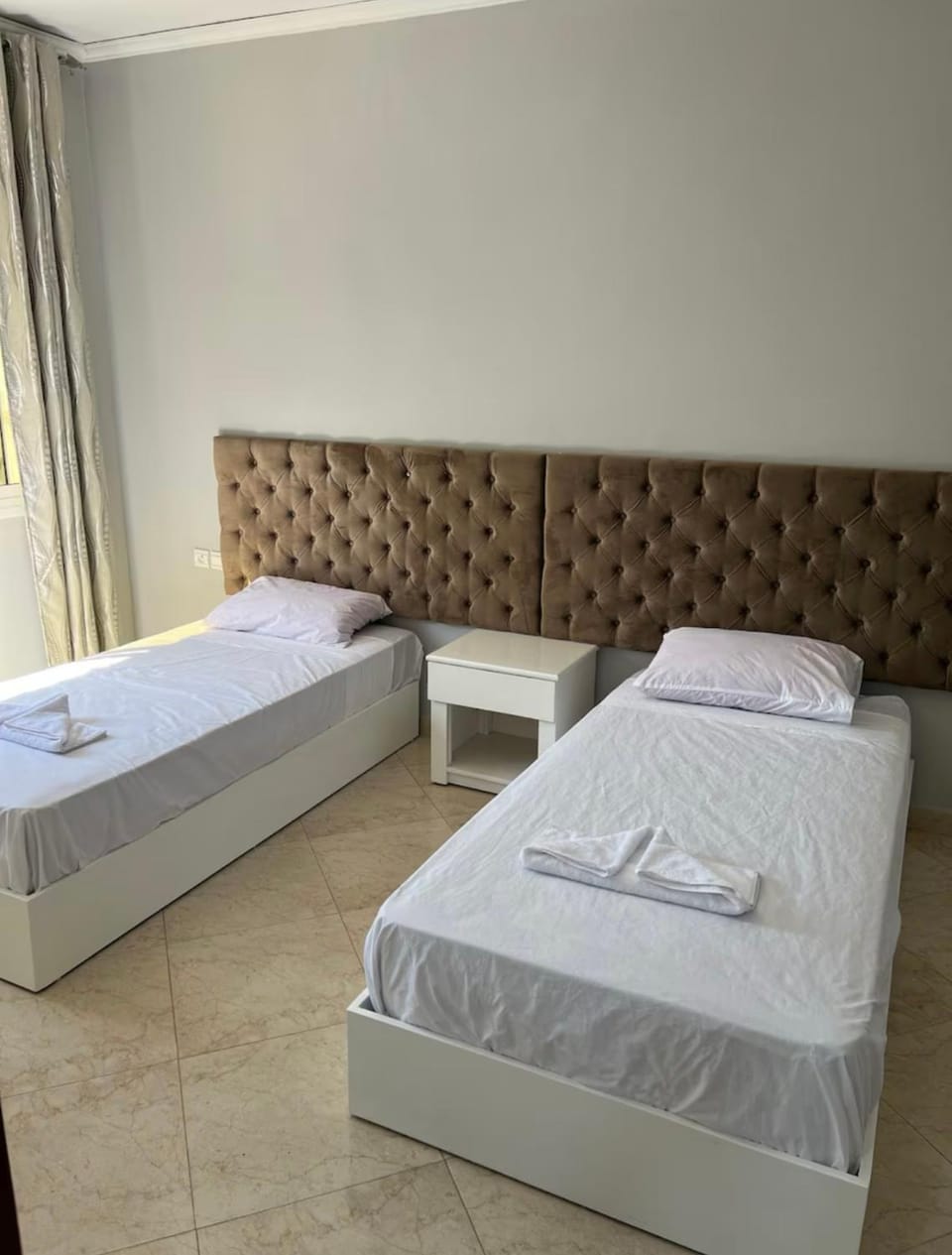 Bed, Bedroom, towels
