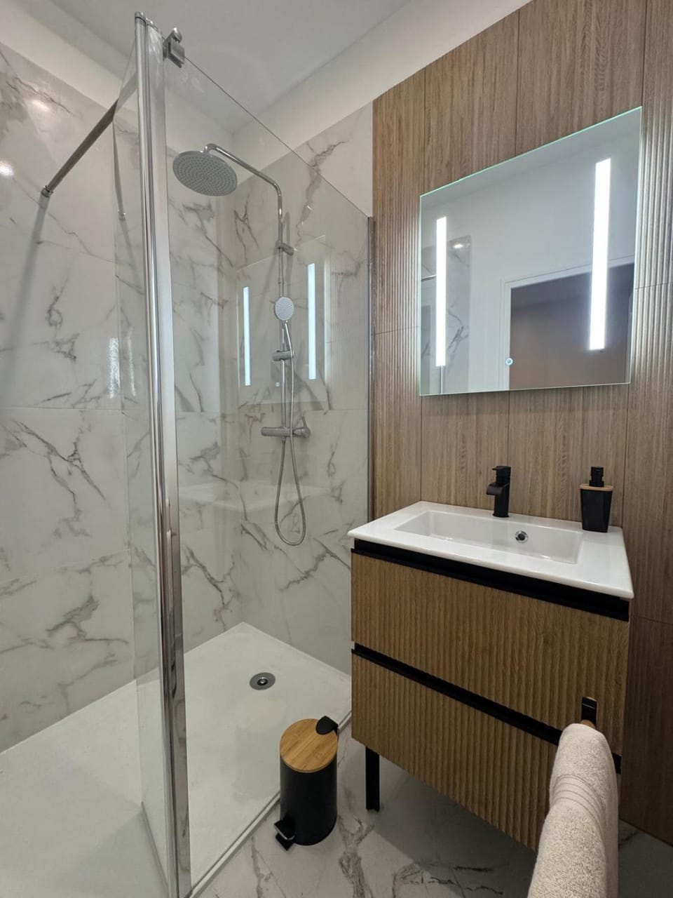 Shower, Bathroom, towels