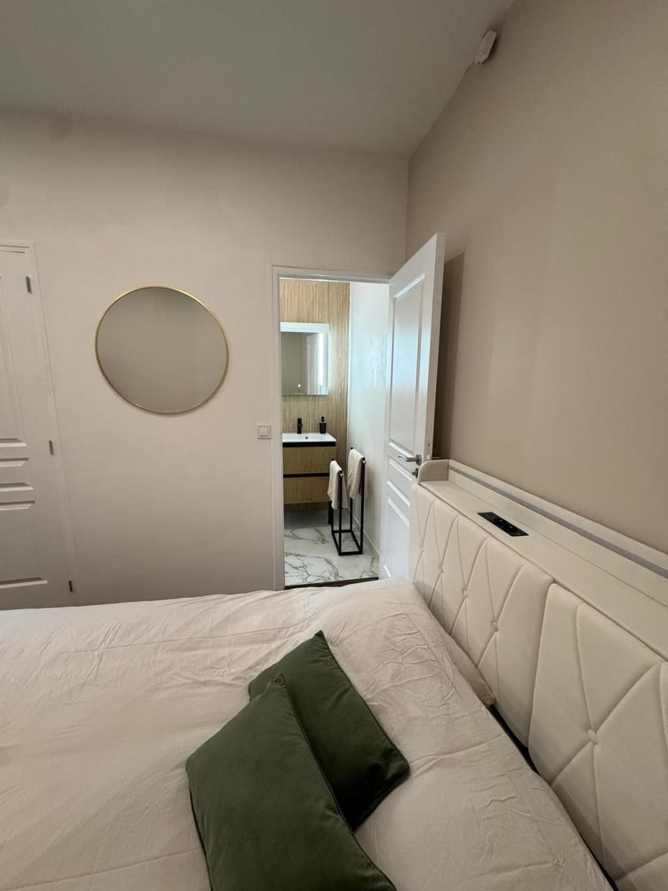 Bed, Bedroom, towels